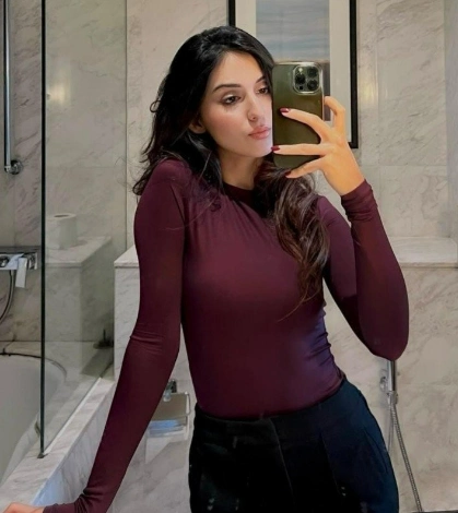 Beautiful escort girl near JW Marriott Hotel Mumbai