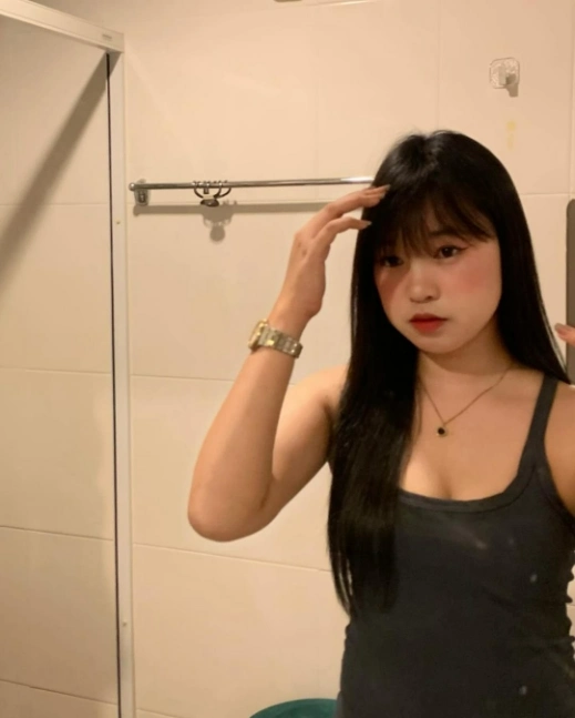 Hot college girl escort in Kopar Khairane offering private dating services