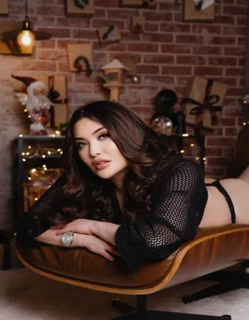 Alina, a blonde Russian beauty offering luxury GFE in Mumbai