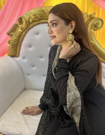 Divya, a seductive housewife escort offering emotional, warm romance