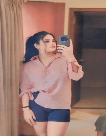 Rashmi Mumbai escort in casual look for private meetings